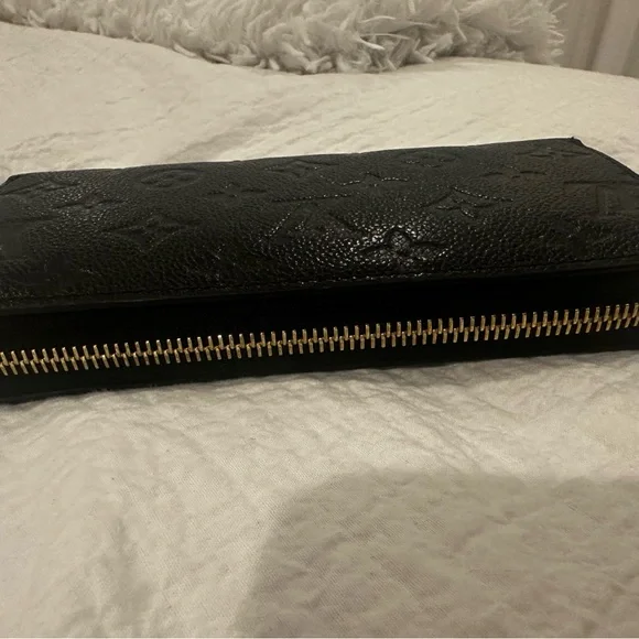Authentic Louis Vuitton Black Zippy Wallet.
Monogram Empreinte Leather. - Picture 4 of 16